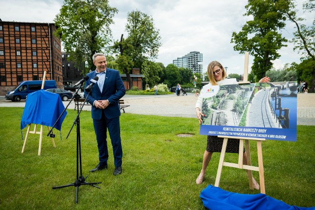 Prezydent miasta Rafał Bruski i przewodnicząca RMB, Monika Matowska, podczas prezentacji wyników plebiscytu inwestycyjnego