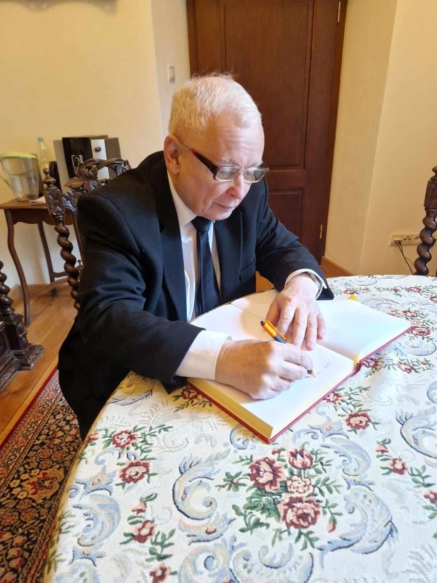 Wicepremier Jarosław Kaczyński wpisał się do księgi...