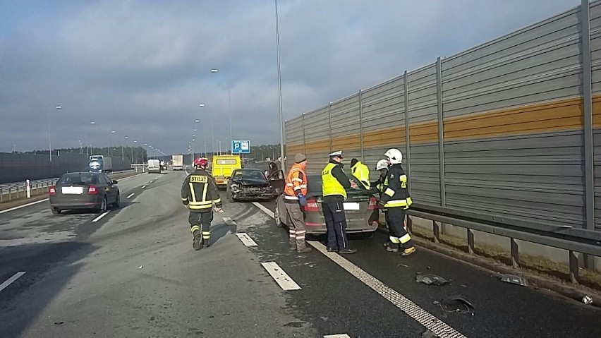 Wypadek na A1 w Lubiczu Dolnym. Zderzyły się dwa samochody [ZDJĘCIA]