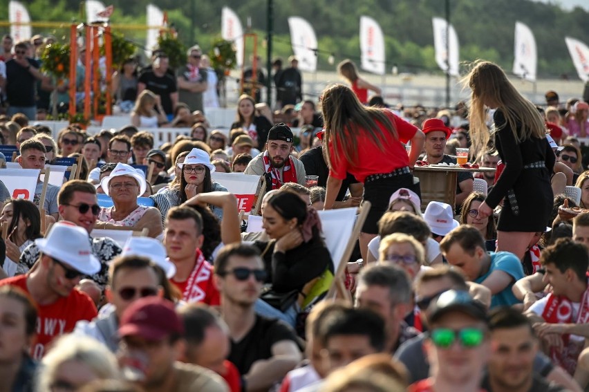 Kibice w Gdańsku wspierali reprezentację Polski w strefie kibica w Brzeźnie. Musieli przełknąć odpadnięcie z turnieju [zdjęcia]