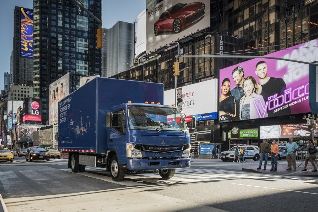 Fuso eCanter to pierwsza na świecie seryjnie produkowana ciężarówka z napędem wyłącznie elektrycznym. Zadebiutowała w Nowym Jorku ijeszcze w tym roku trafi do klientów w Stanach Zjednoczonych, Europie i Japonii. Spółka córka Daimlera, Mitsubishi Fuso Truck and Bus Corporation, planuje dostarczenie w ciągu najbliższych lat do wybranych klientów łącznie 500 samochodów ciężarowych tej generacji. Produkcję wielkoseryjną zaplanowano na rok 2019.fot. Daimler