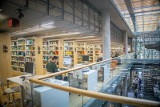 CINiBA w Katowicach. Imponująca biblioteka wewnątrz nowoczesnej bryły architektonicznej. Jak wygląda wewnątrz? Zobacz WIDEO i ZDJĘCIA