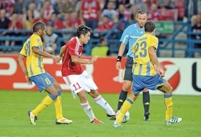 Gervasio Nunez(w czerwonej koszulce) w pierwszym meczu z APOEL-em. Trener Robert Maaskant stawia na pomocnika z Argentyny, dając mu miejsce w podstawowej jedenastce Wisły. Fot. Michał Klag