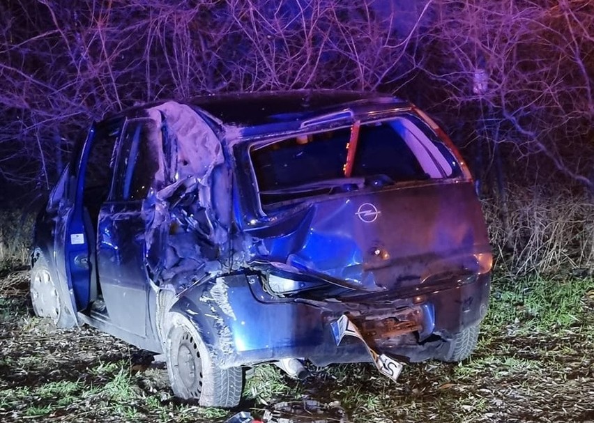 Nocny wypadek na Polesiu. Opel zderzył się z bmw. Jedna...