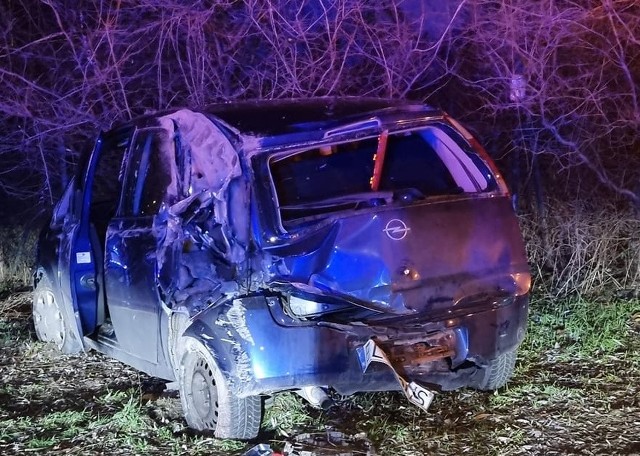 Nocny wypadek na Polesiu. Opel zderzył się z bmw. Jedna osoba ranna