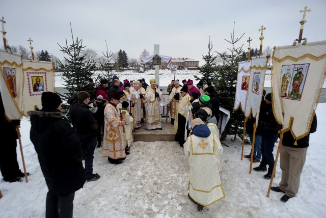 Prawosławni i grekokatolicy wspominali w czwartek chrzest Jezusa Chrystusa w rzece Jordan. W Przemyślu po mszy św. w soborze archikatedralnym, procesja przeszła nad San. Duchowni błogosławili wodę trójramiennymi świecznikami oraz trzykrotnie zanurzali w niej krzyż. Poświęconą wodę wierni zabierają do domów - wierzą w jej właściwości lecznicze.