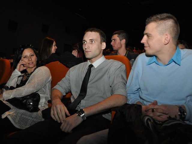 Wojtek Salmanowicz (w środku) na widowni kina "Wolność&#8221; podczas koncertu zorganizowanego przez przyjaciół. 