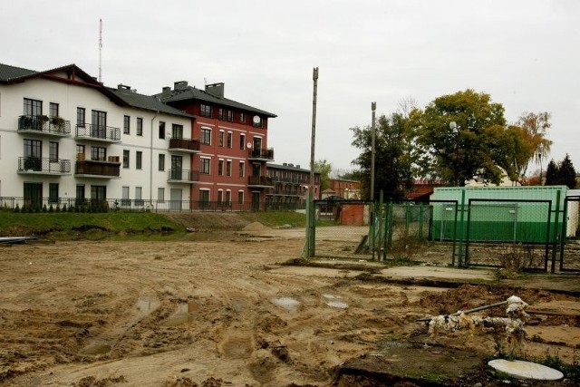 Na tym placu ma stanąć dwupiętrowy budynek - tak planuje deweloper. Skutecznie zasłoni widok z okien mieszkańców apartamentowca (z lewej).