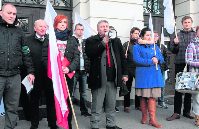 Działacze Kongresu Nowej Prawicy Janusza Korwin-Mikke zorganizowali manifestację  w sprawie powtórzenia wyborów.