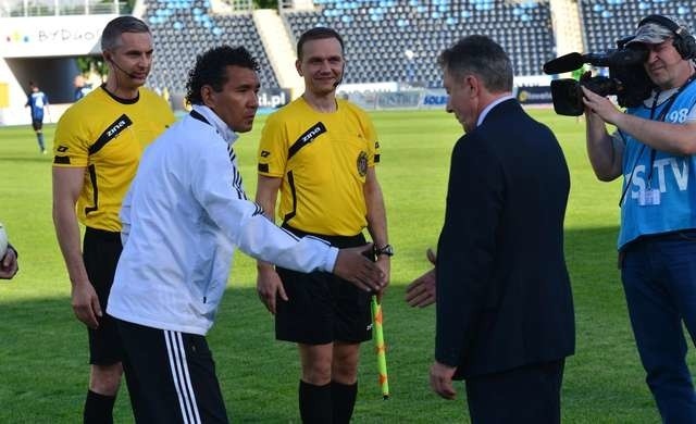 Trenerzy Ricardo Moniz (z lewej) i Ryszard Tarasiewicz podczs powitania przed meczem.