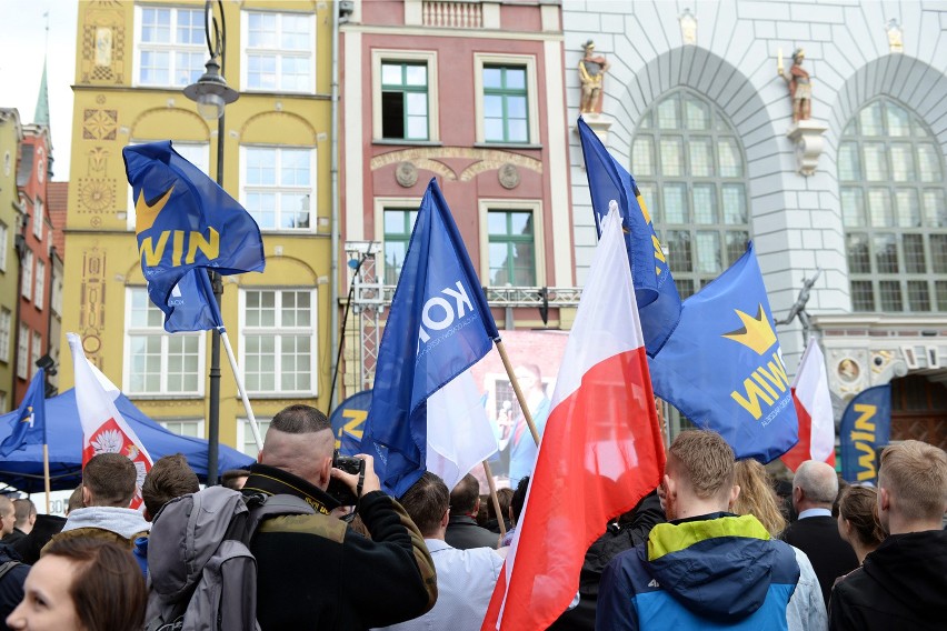 Akcja "Stop podatkowi PIT" w Gdańsku. Janusz Korwin - Mikke i happening pod Neptunem [ZDJĘCIA]