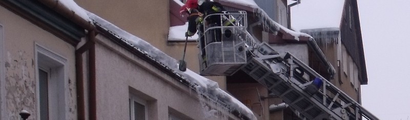 Kolejna ofiara śniegu spadającego z dachu. Uwaga, drastyczne zdjęcia :)