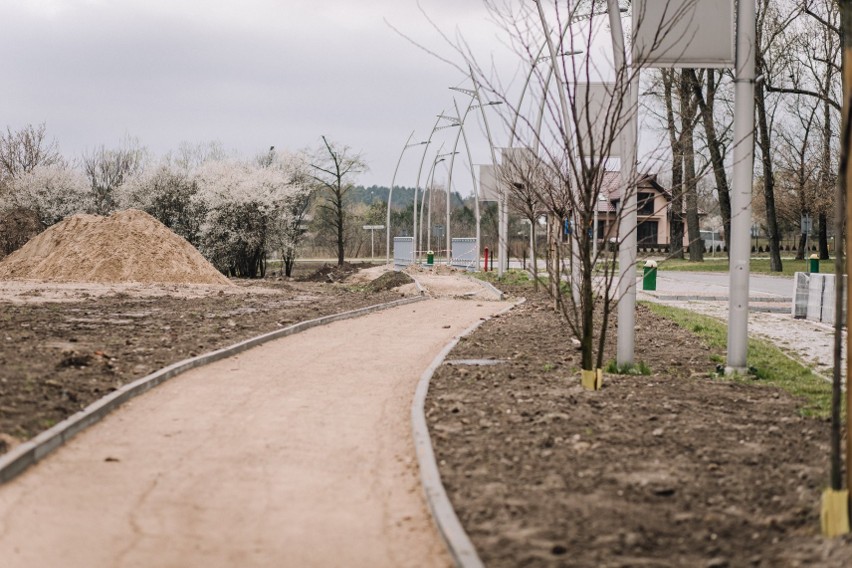 Ostrów Mazowiecka. Prace przy budowie ścieżki rowerowej na Trębickiego trwają. Zdjęcia