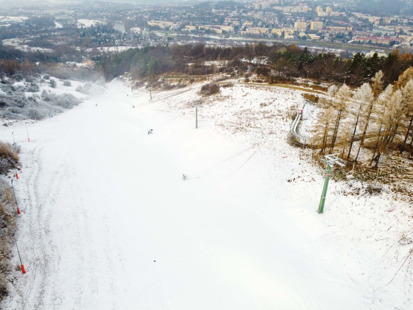 Trwa sztuczne naśnieżanie stoku narciarskiego w Przemyślu....