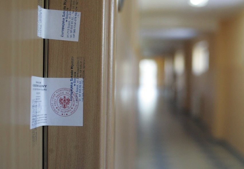 Studenci wyrzuceni na bruk przez komornika. Co ma do ukrycia były rektor Europejskiej Szkoły Wyższej w Sopocie?  [ZDJĘCIA]