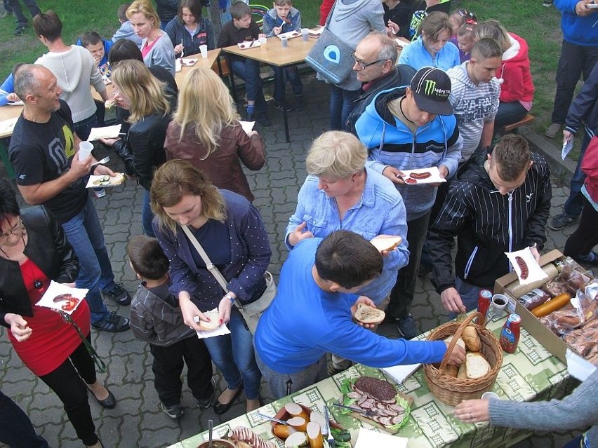 Podczas pikniku rodzice uczniów przygotowali dla...