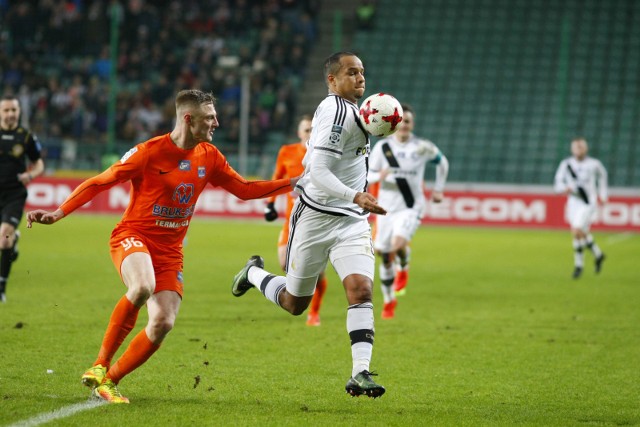 Największa kontrowersja w meczu Legia - Bruk-Bet Termalica dotyczyła  zagrania ręką w polu karnym w wykonaniu Davida Guby
