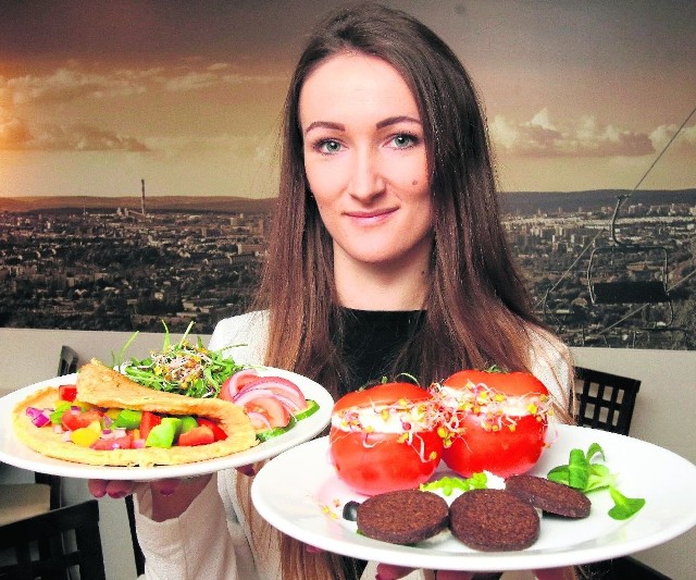 Anna Dyk, dietetyk z Fit Quchni w Kielcach,  prezentuje zdrowe propozycje śniadaniowe - omleta z warzywami i pomidorki z twarożkiem. - Pysznie wyglądają i tak też smakują - zapewnia.