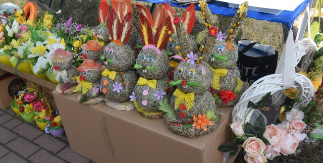 W niedzielę 28 marca na targu w Wierzbicy w powiecie radomskim było bardzo wielu sprzedających i kupujących. Pogoda dopisała, było dość ciepło. Można było kupić palmy, koszyczki świąteczne, kwiaty, sadzonki, warzywa, owoce. Czuć i widać było świąteczny akcent.      Zobacz kolejne zdjęcia &gt;&gt;&gt;