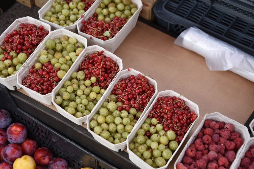Ceny warzyw i owoców na giełdzie w Sandomierzu w sobotę 2 lipca. Pośród czereśni i truskawek pojawiają się jagody. Zobacz jakie są ceny!