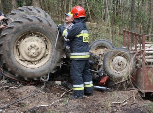 Wypadek pod Oleckiem (zdjęcia). Ciągnik przygniótł mężczyznę