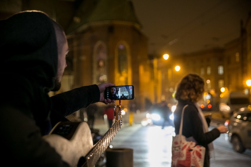 Kraków. Tajemniczy chłopak o pseudonimie Deliryk, który codziennie o tej samej porze gra w tramwajach [ZDJĘCIA]