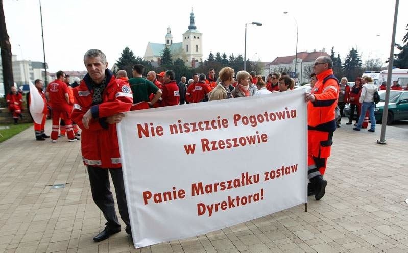 Protest w Rzeszowie: ratownicy medyczni bronią dyrektora [FOTO+WIDEO]