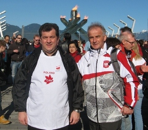 Pamiątkowe zdjęcie przy zniczu olimpijskim, z ojcem...