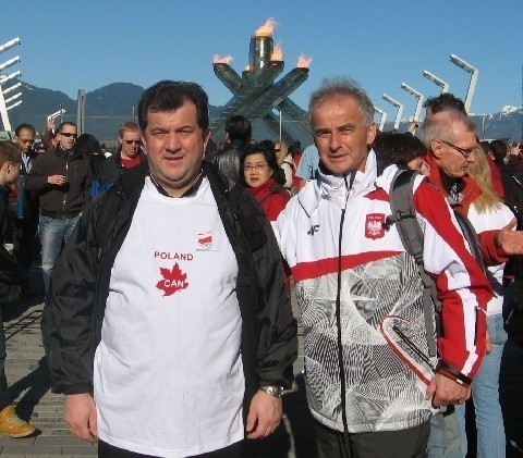 Pamiątkowe zdjęcie przy zniczu olimpijskim, z ojcem salezjaninem Janem Staszelem pracującym w Vancouver.