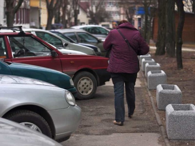 Tak parkują kierowcy na ulicy Słowackiego w Tarnobrzegu.
