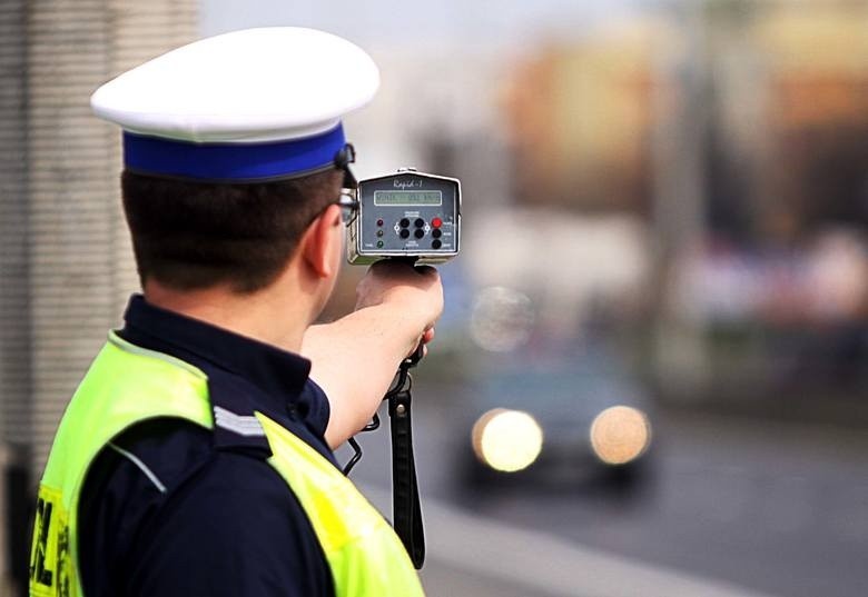 24-latek gnał trasą S7 180 kilometrów na godzinę. Policjanci z Grójca ukarali kierowcę BMW mandatem wysokości 1,5 tysiąca złotych