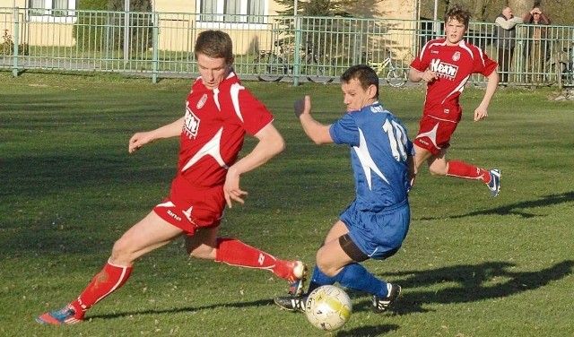 Paweł Zegarek (w niebieskim stroju) w tej rundzie nie zdobył jeszcze bramki dla drużyny z Branic