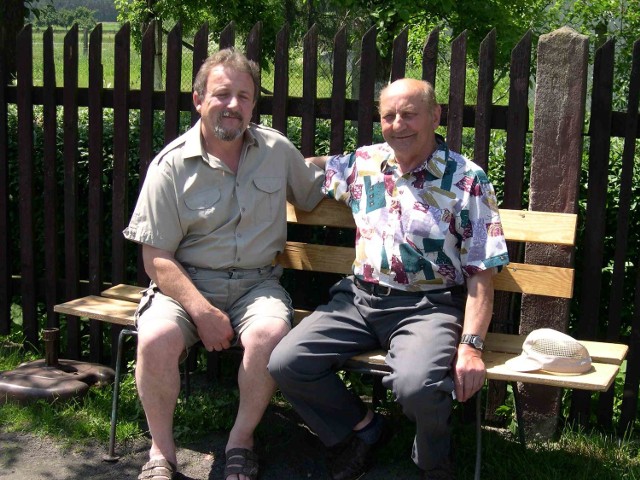 Jan Błyszcz (z lewej) przyjechał do Polski na dwa dni, specjalnie na referendum. Sołtys Leon Staś (obok) namawiał mieszkańców, żeby głosowali.