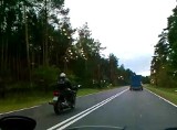 Motocyklista wyprzedał na zakręcie na "drodze śmierci" (wideo)