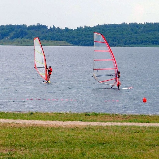 Silny wiatr i zachmurzone niebo nie zachęcały do pływania w Zalewie Machowskim w Tarnobrzegu, ale były to idealne warunki dla osób uprawiających windsurfing.