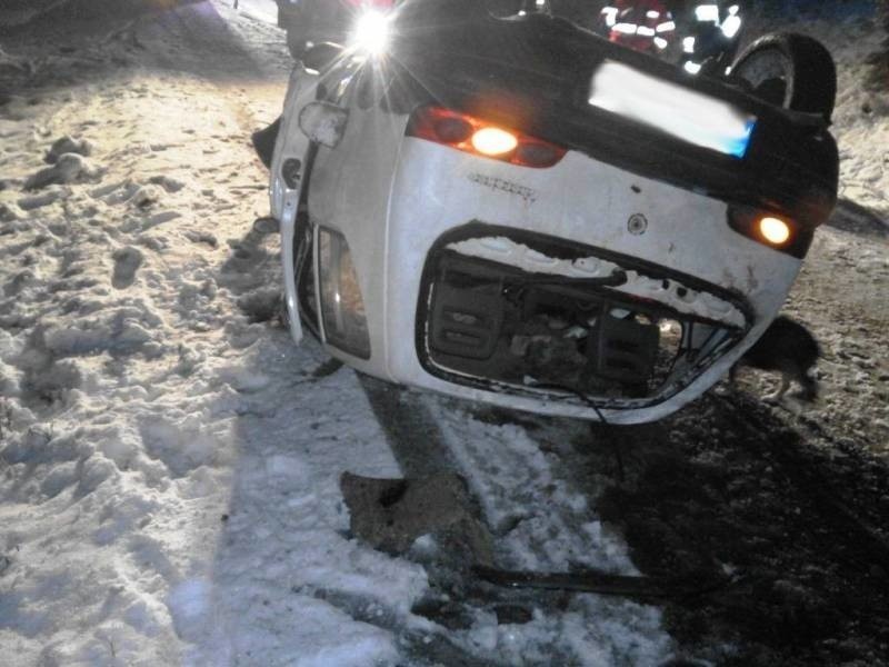 Krużlowa Wyżna. Samochód wypadł z drogi i dachował. Trzy osoby trafiły do szpitala [ZDJĘCIA]