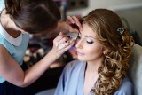 Makijaż na wesele. Jaki make-up jest właściwy dla gościa weselnego? Zobacz makijaże na ślub i wesele modne w tym roku