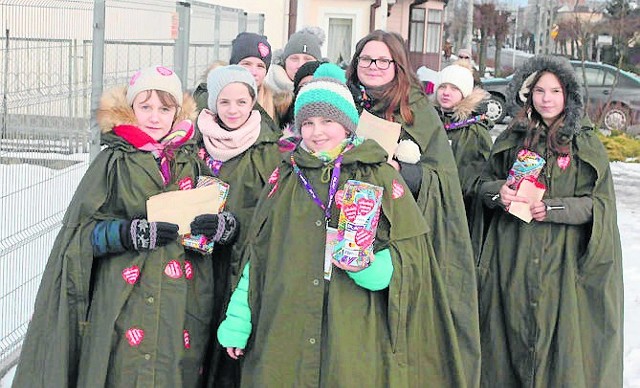 Wolontariusze z Suchej po zbiórce w swojej miejscowości przyjechali do Białobrzegów, żeby w sztabie rozliczyć pieniądze.