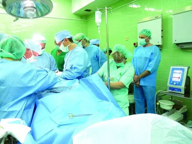 Chirurdzy z kilku ośrodków w kraju obserwowali, jak w aleksandrowskim szpitalu operował prof. Krzysztof Kuzdak (z lewej), wykorzystując neuromonitor (urządzenie z prawej)