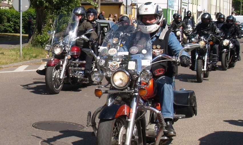 650 motocykli na 650-lecie Ostrołęki. Parada motocykli, impreza przy Kupcu oraz 5. urodziny motocyklowego klubu Galloping Bulls, 3.06.2023