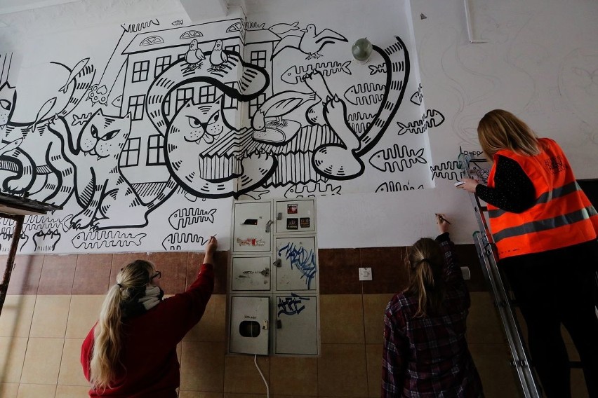 Studenci Akademii Sztuki tworzą mural w kamienicy [wideo, zdjęcia]