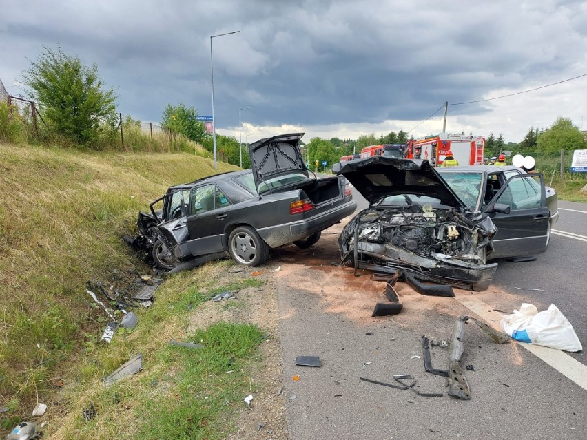 Wypadek dwóch mercedesów na krajowej drodze w Sandomierzu. Dwie osoby ranne