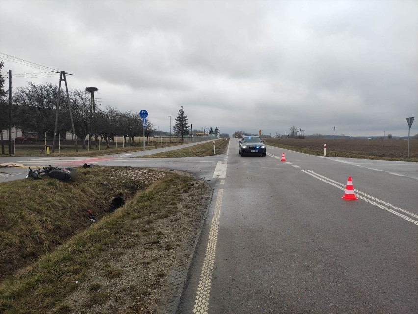 Wypadek w miejscowości Jaszczołty. Osobówka zderzyła się z motorowerem. Kierowca nissana wymusił pierwszeństwo