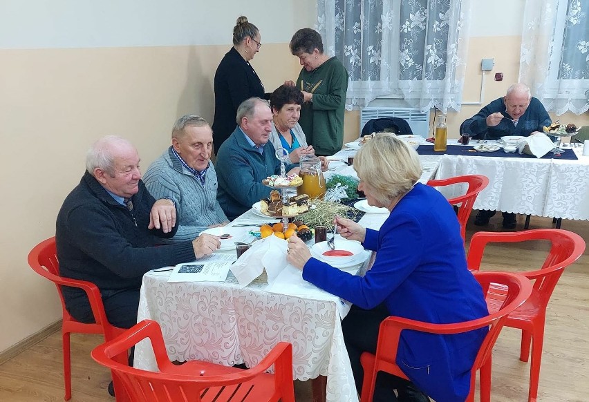 Seniorzy mogli skosztować na spotkaniu w Cudzynowicach...