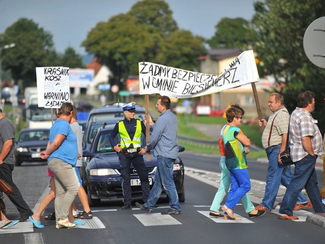 Trzydzieści osób co kilka minut przechadzało się w piątek przejściem dla pieszych, blokując ruch na "szóstce" w Starych Bielicach. - Walczymy o bezpieczeństwo dla wszystkich - zapewniali.