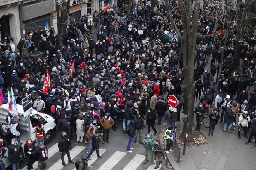 Paryż: Bomby dymne, ogień i bitwa z policją. Protest przeciwników zmian w prawie - za publikację wizerunku policjanta grozi 45 tys. euro