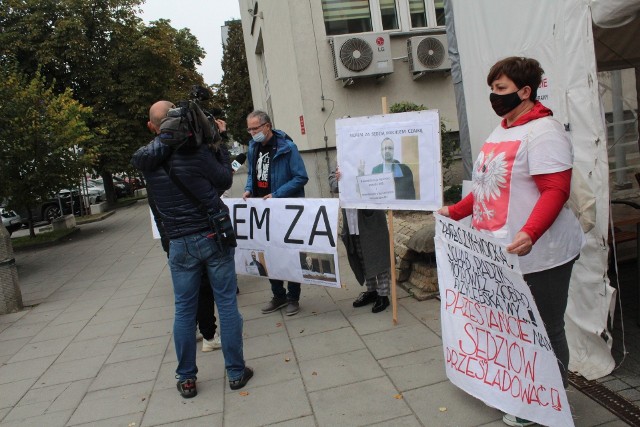 Krakowscy sędziowie we wrześniu ub. r. protestowali przed sądem w obronie sędziego Maciej Czajki. Był jednym z kilku sędziów, którzy zostali z dnia na dzień przeniesieni do pracy w innych wydziałach