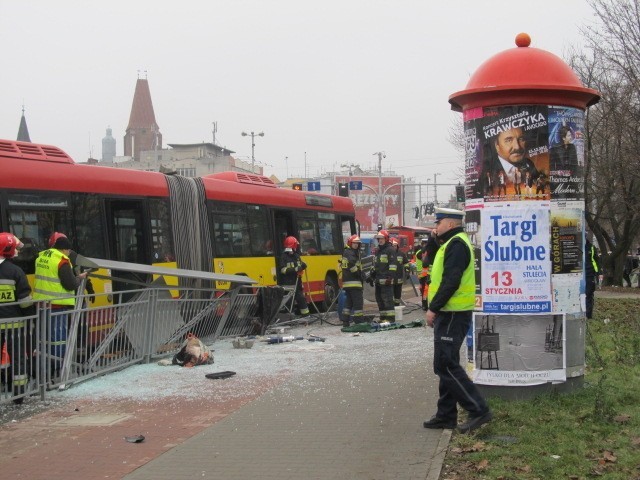 Wrocław: Autobus staranował przystanek na pl. Jana Pawła II. Jedna osoba nie żyje (ZDJĘCIA, FILM)