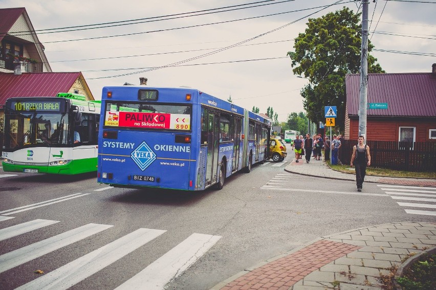 Ulica Sowlańska. Wypadek autobusu. Akcja ratunkowa na skrzyżowaniu z Piaskową (zdjęcia, wideo)
