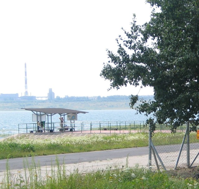 Zdaniem władz Tarnobrzega oraz radnych, zbiornik, po byłym wyrobisku siarki w Machowie, który został napełniony wodą, powinien nazywać się "Jezioro Machowskie&#8221;.